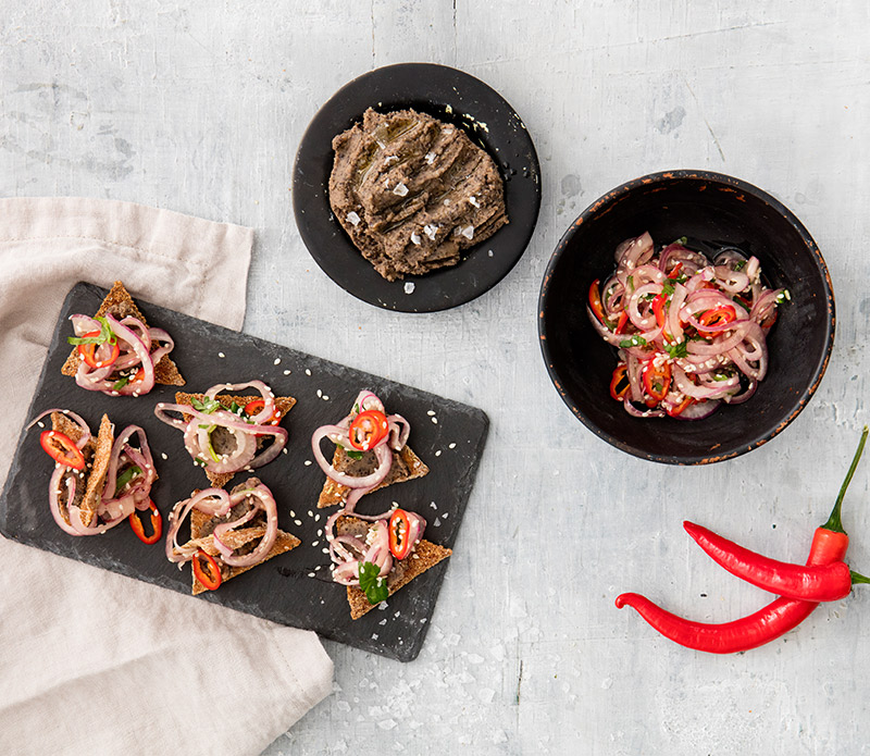 Dip aus schwarzen bohnen mit koriander-zwiebel-salat