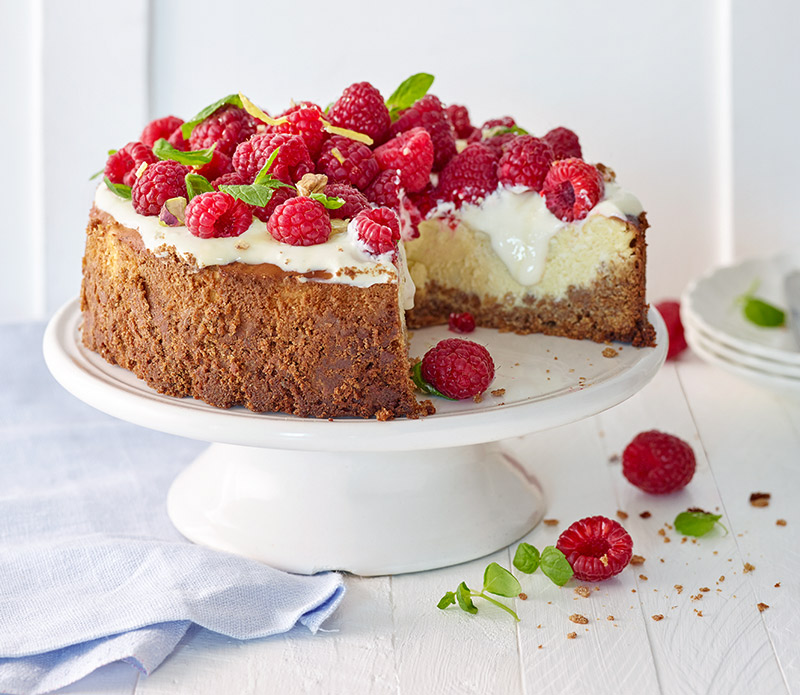Cheesecake mit knäckebrot-boden und frischen himbeeren
